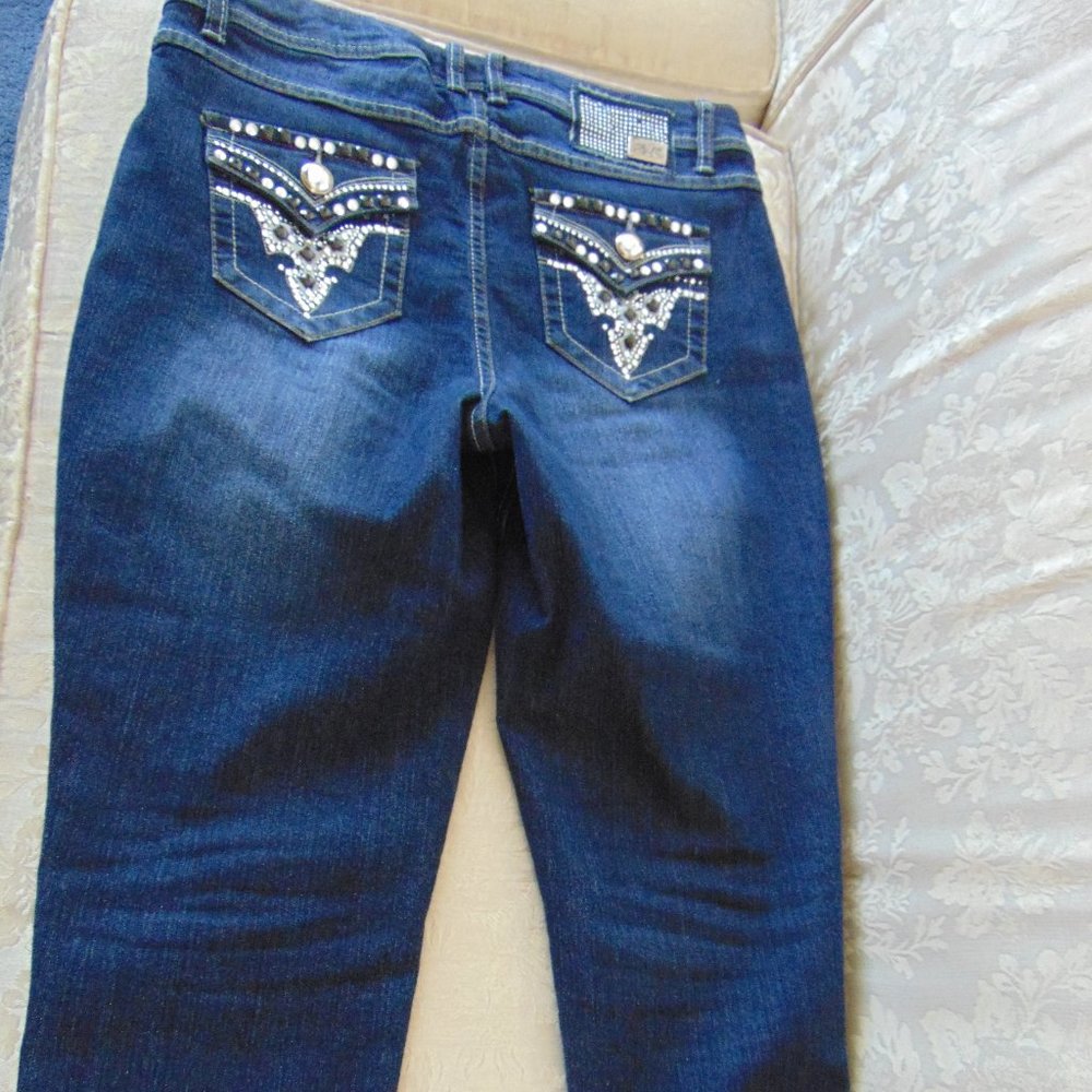 One 5 One Capri Jeans SZ 10 NWOT Lots of Bling
